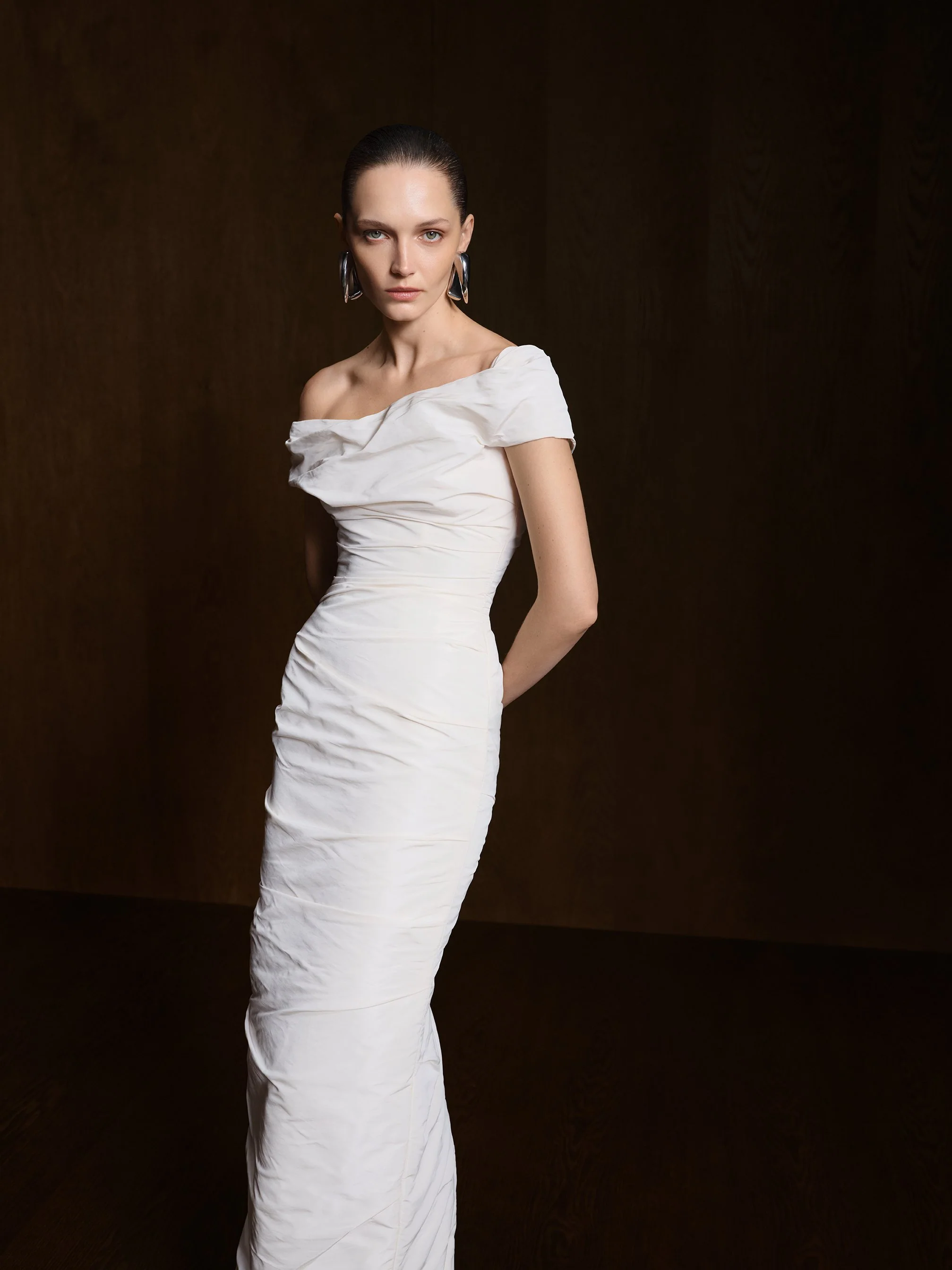 Off-Shoulder Taffeta Dress With Wire Outline - Image 3