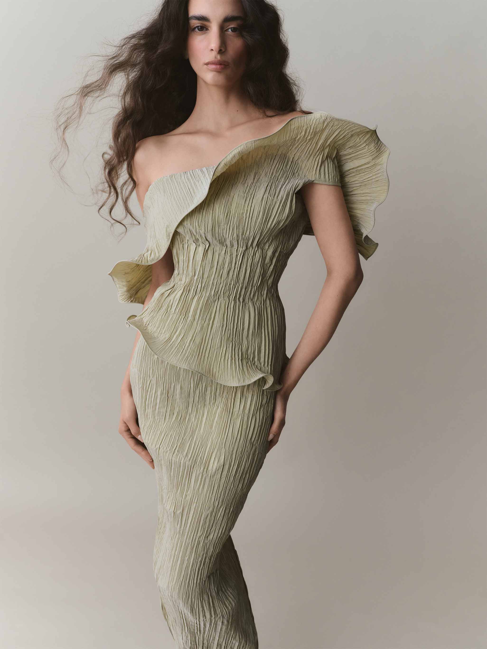 Off-Shoulder Taffeta Pleated With Wiring Outline Dress - Image 4