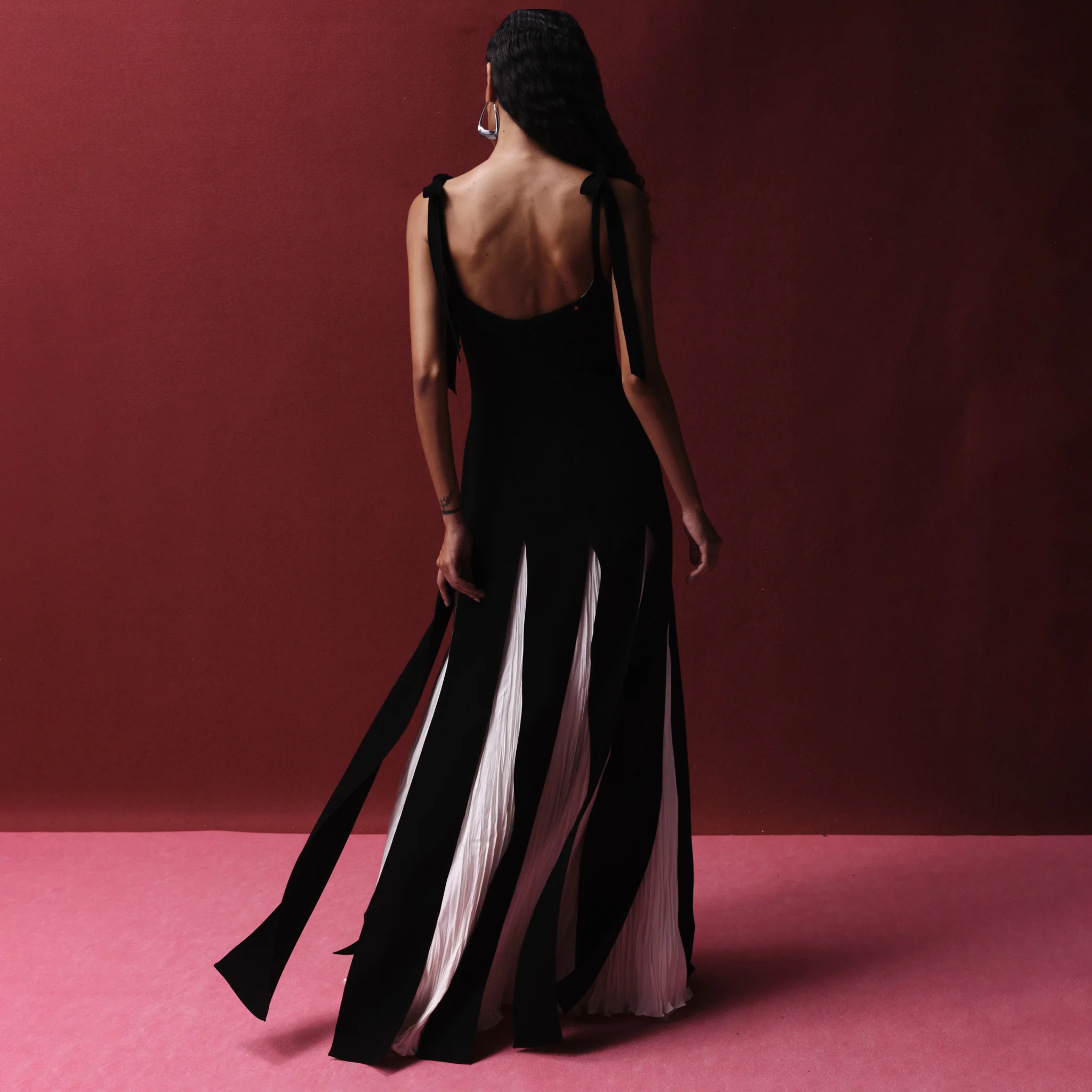 Sweetheart neckline Crepe gown with cutout slit and  hand-pleated Crepe underlay - Image 4